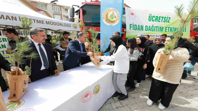 Bingöl’de vatandaşlara fidan dağıtımı yapıldı