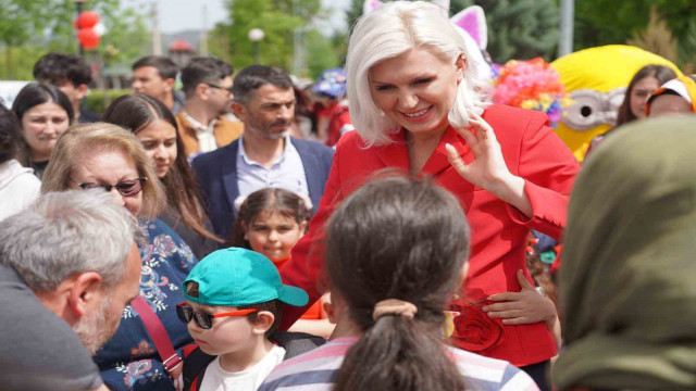 Binlerce çocuk 23 Nisan coşkusunu şenlikte yaşadı