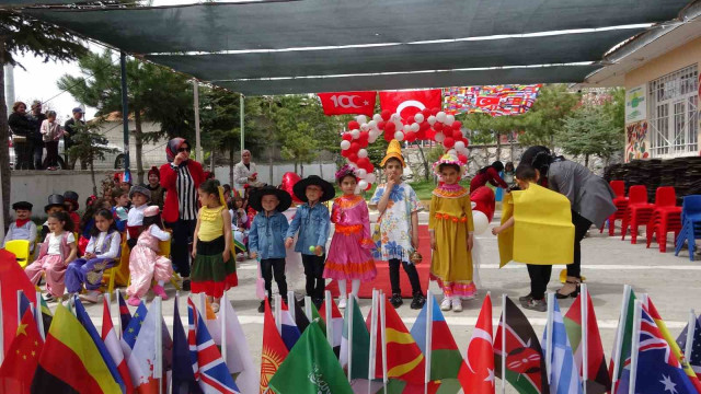 Bitlis’te 120 öğrenci 32 ülkenin kostümleriyle defile yaptı