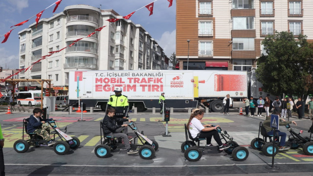 Bozüyük’te ’Mobil Trafik Eğitim Tırı’nda öğrencilere eğitim verildi