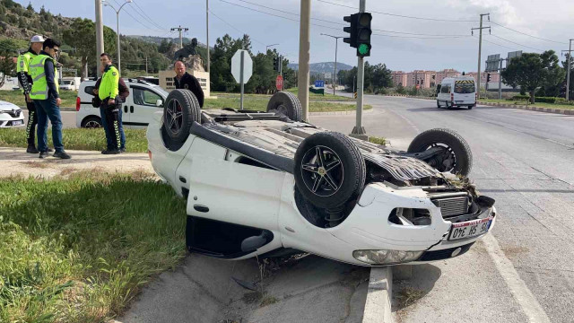 Burdur’da kontrolden çıkan otomobil refüje devrildi: 1 yaralı