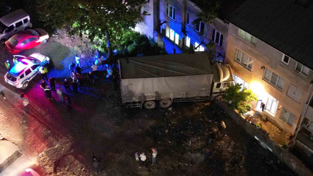 Bursa’da facia ucuz atlatıldı.. Freni boşalan kamyon eve girdi