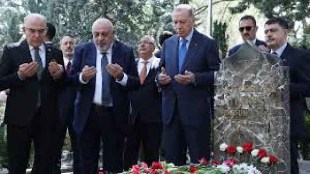 Cumhurbaşkanı Erdoğan, Alparslan Türkeş'in kabrini ziyaret etti