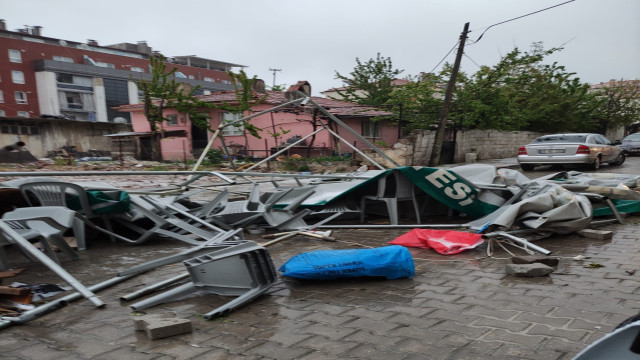 Denizli’de yağış ve fırtına yaşamı olumsuz etkiledi