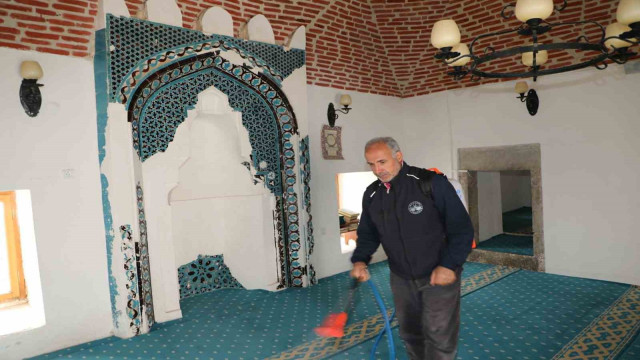 Elazığ’da camiler ve türbeler gül suyu ile yıkanıyor