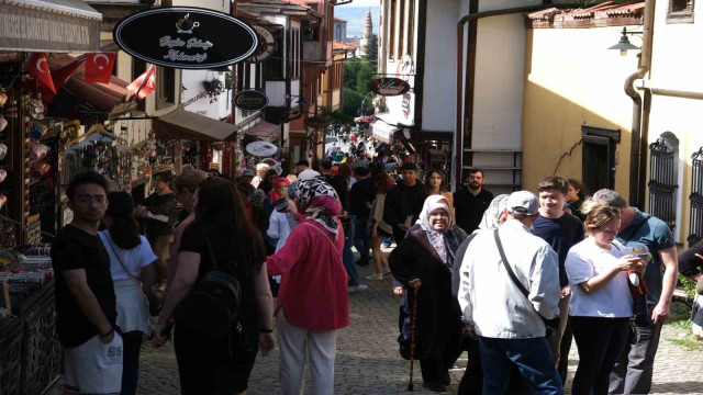 Eskişehir’de yerli turist yoğunluğu esnafın yüzünü güldürdü