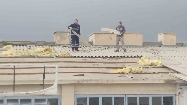 Fırtına Alaca’da çatıları uçurdu, ağaçlar devrildi