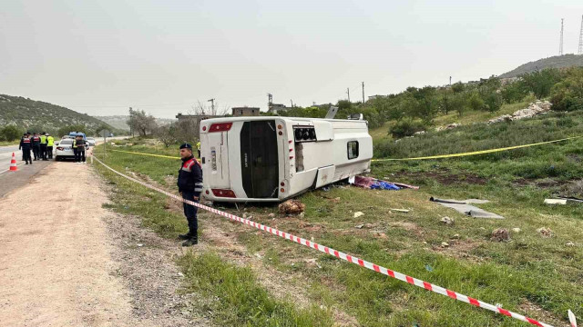 Gaziantep’te yolcu taşıyan midibüs devrildi: 1 ölü, 7 yaralı