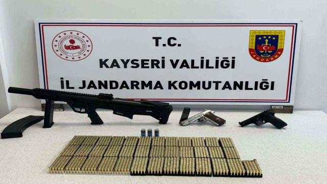 Kaçak silah ticareti yapan şahıs jandarmadan kaçamadı