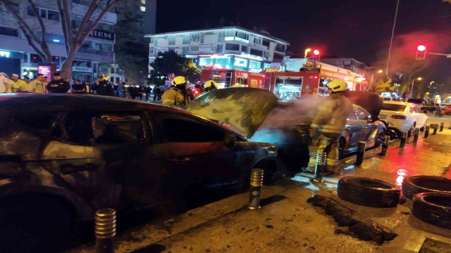 Kadıköy’de park halindeki 2 araç alevlere teslim oldu