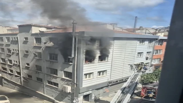 Kağıthane’de korkutan iş yeri yangını: Tekstil makineleri alev aldı