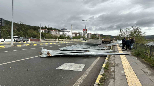 Kastamonu’da fırtına etkili oldu: Binaların çatıları uçtu