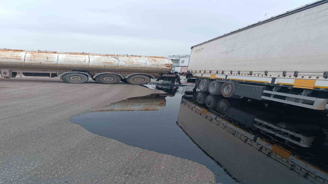 Kazaya karışan tankerin deposu delindi, binlerce litre yağ oluk oluk yollara aktı