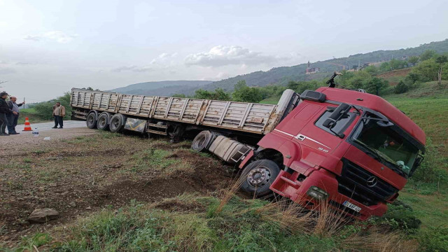 Kontrolden çıkan tır, şarampole yuvarlanmaktan son anda kurtuldu