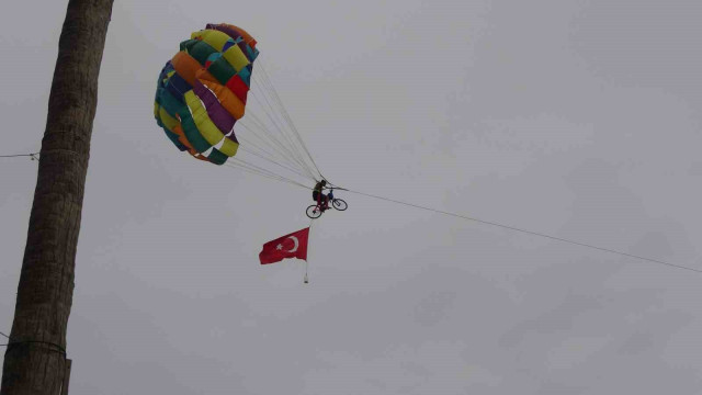 Marmaris’te bisikletli paraşütçü adeta şov yaptı