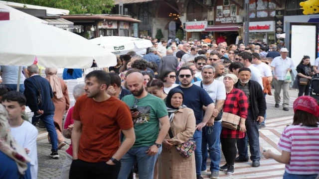 MERAKLISI METRELERCE KUYRUKTA BEKLEDİ