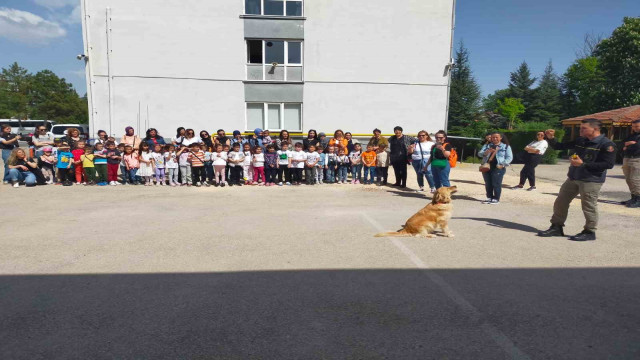 Mithat Paşa İlkokulu’nun ana sınıfı öğrencileri velileri ve idari personeli Eskişehir Emniyet Müdürlüğü’nü ziyaret etti