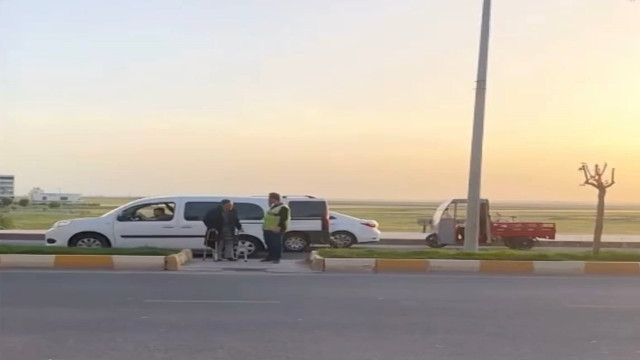 Nusaybin’de yolun karşısına geçemeyen yaşlı adama polis yardımcı oldu