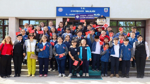 Ortaokul öğrencilerinden Eskişehir İl Jandarma Komutanlığı’na ziyaret