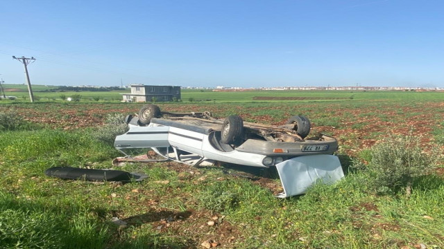 Otomobil takla atarak tarlaya yuvarlandı: 2 yaralı