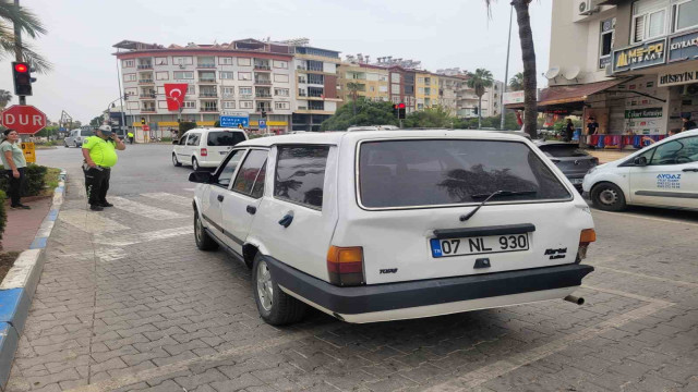 Otomobile çarpan motosikletin sürücüsü yaralandı