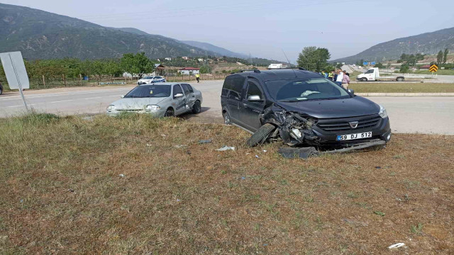 Reşadiye’de otomobil ile hafif ticari araç çarpıştı: 2 kişi yaralandı