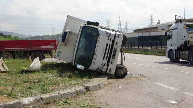 Sancaktepe’de kamyona çarpmamak için manevra yapan kamyonet devrildi: 3 yaralı