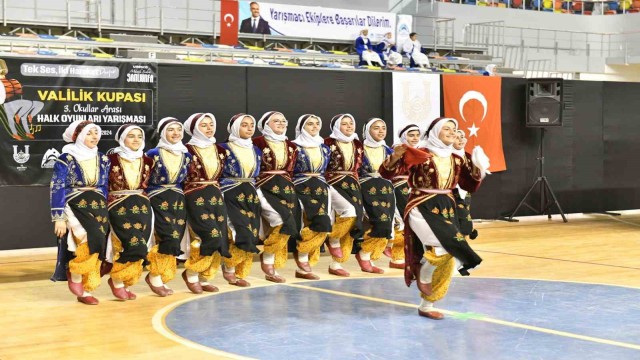 Şanlıurfa’da halk oyunları yarışması renkli görüntülere sahne oldu