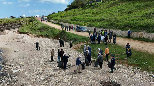 Sardala Koyu’ndan 30 poşet atık toplandı