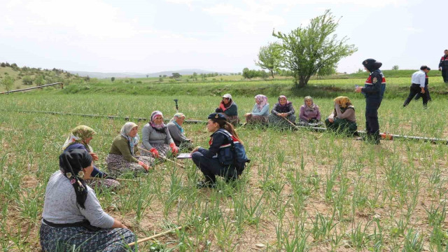 Sarımsak tarlasında kadınlara KADES’i anlattılar