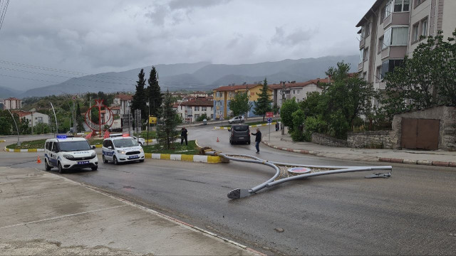 Seçim öncesi dikilen aydınlatma direkleri fırtınaya dayanamadı