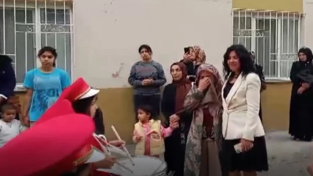 ŞEHİT ABLASI, GÖZYAŞLARINA HAKİM OLAMADI