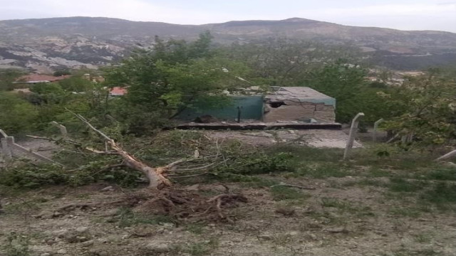 Selendi’de dağdan kopan kaya parçaları su deposunu yıktı