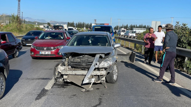 Seyir halindeki otomobil bariyerlere çarptı: 1 yaralı