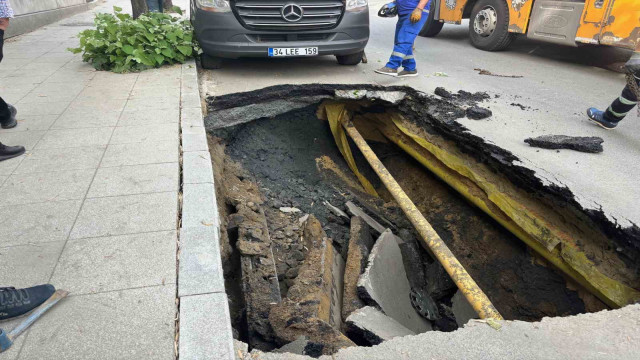 Şişli’de yol çöktü: 2 araç oluşan çukura düştü