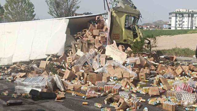 Tır devrildi, içecekler yola savruldu