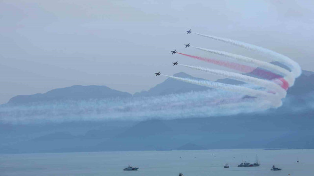 Türk Yıldızları’nın nefes kesen gösterisi on binlerce vatandaşı sahillere doldurdu