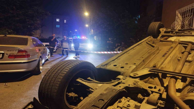 Üsküdar’da park halindeki araca çarpan otomobil takla attı: 1 yaralı