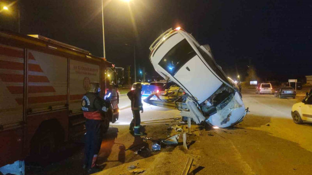 BARİYERLERE ÇARPAN OTOMOBİL DİK ŞEKİLDE ASILI KALDI