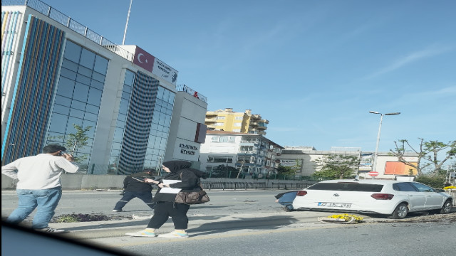 Yalova’da kontrolden çıkan otomobil demir korkuluklara çarptı