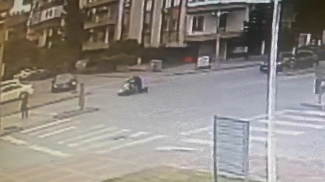 Yayaya çarpmamak için frene basan motosikletli hastanelik oldu