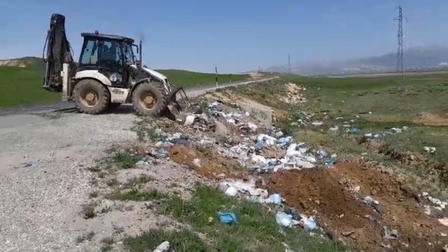 Yüksekova İlçe Özel İdaresi köylerde biriken çöpler için seferber oldu