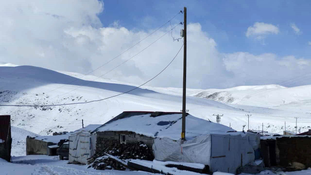 Ağrı’da kar yağışı köylüleri şaşırttı: ”Batıda tatil, bizde kar”