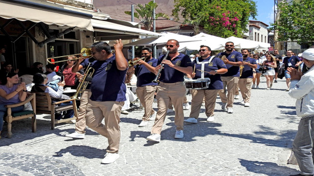 Alaçatı İki Yaka Festivali sokakları karnaval alanına çevirdi