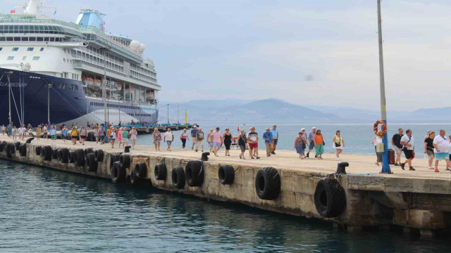 Alanya’ya sezonun ilk yolcu gemisi demir attı