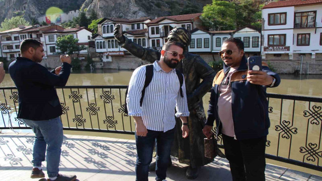 Amasya’da selfieci şehzade heykeline boyalı saldırı