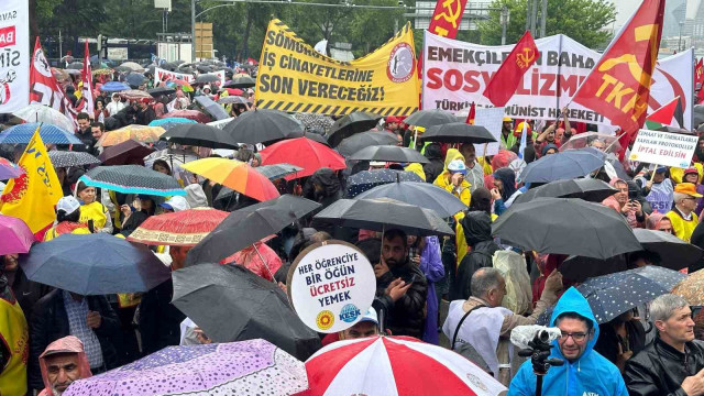 Ankara’da 1 Mayıs sağanak yağmur altında kutlandı