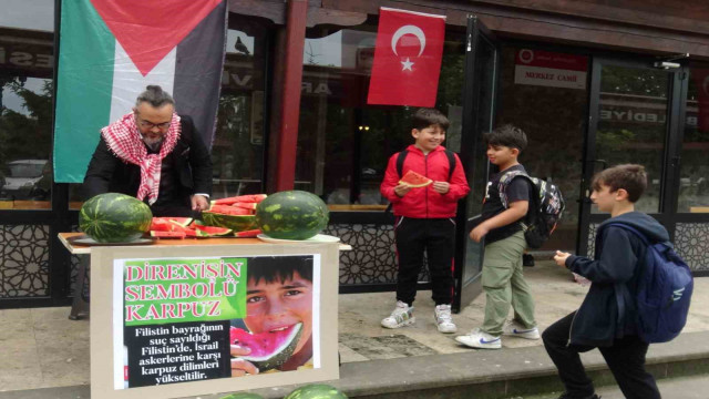Artvin’de öğretim üyesi karpuz dağıtarak İsrail’i protesto etti