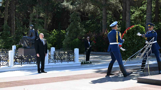 Azerbaycan’ın ulusal lideri Haydar Aliyev 101. doğum gününde mezarı başında anıldı