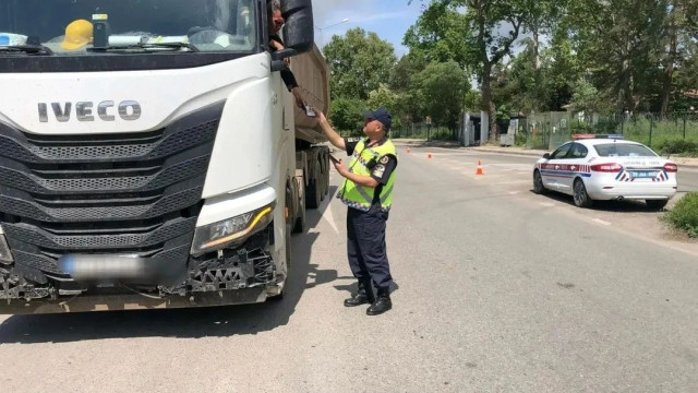 Babaeski’de yük taşıyan araçlar denetlendi